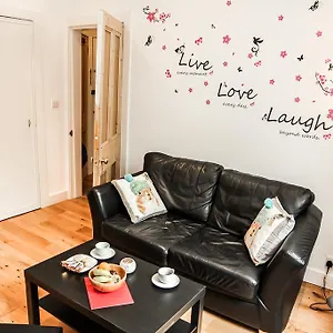 Chic & Bright Flat Near Holyrood Park Appartement